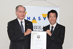 富士重工業株式会社　表彰状授与の様子の写真