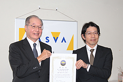 トヨタ自動車株式会社　表彰状授与の様子の写真