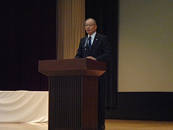 自動車事故対策機構理事長挨拶の様子の写真