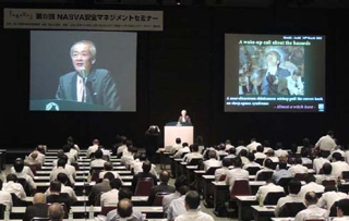 基調講演　井上雄一氏の写真