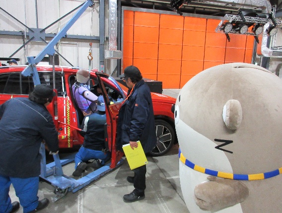 ダミーを試験車両に乗せる様子２